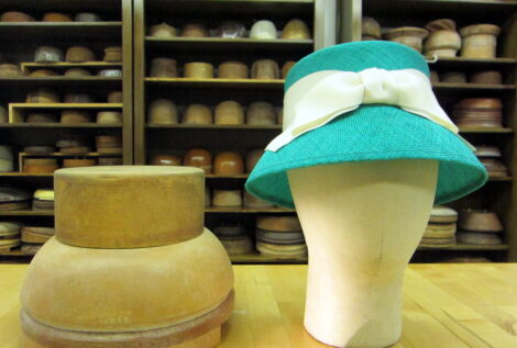 木型と帽子