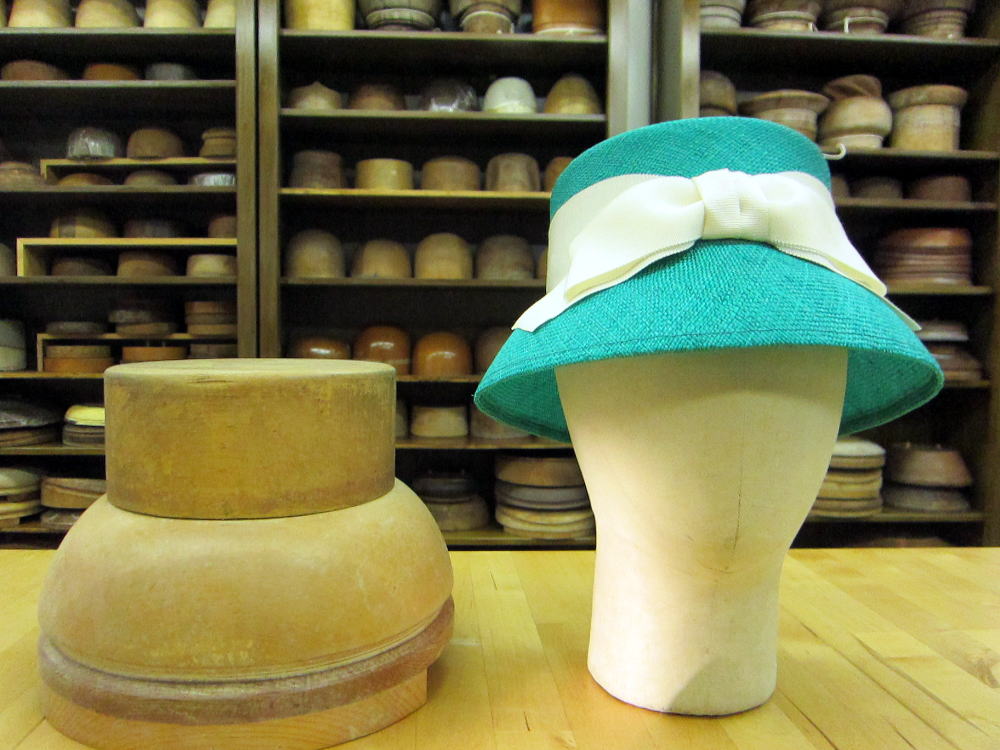 木型と帽子