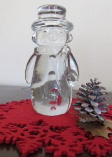 帽子を被ったガラス製雪だるま