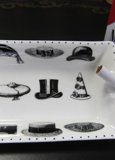 帽子の絵が描いてある灰皿