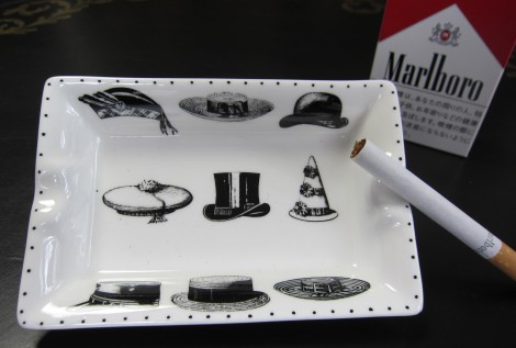 帽子の絵が描いてある灰皿