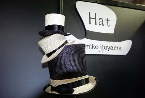 ３段重ねのシルクハットとユミコイトヤマの帽子型看板