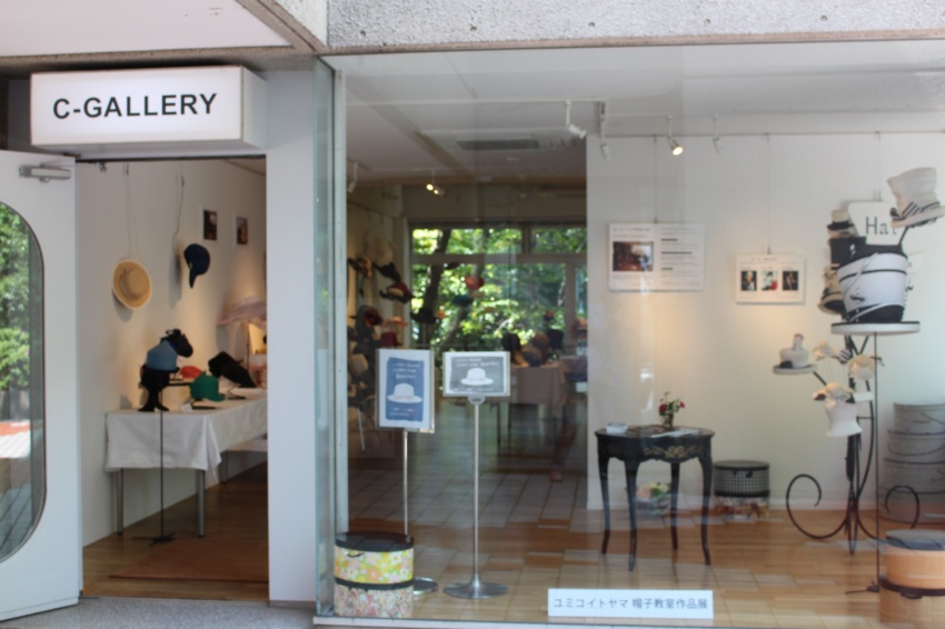 帽子教室作品展 Cギャラリー入り口の帽子風景