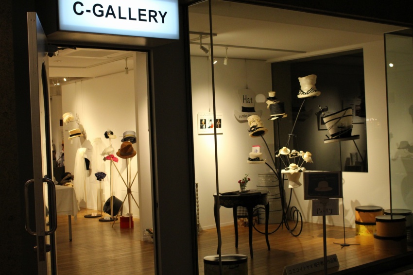 作品展会場入り口 夜の帽子風景