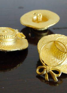 ゴールドの帽子の型をしたミニュチュアのボタン