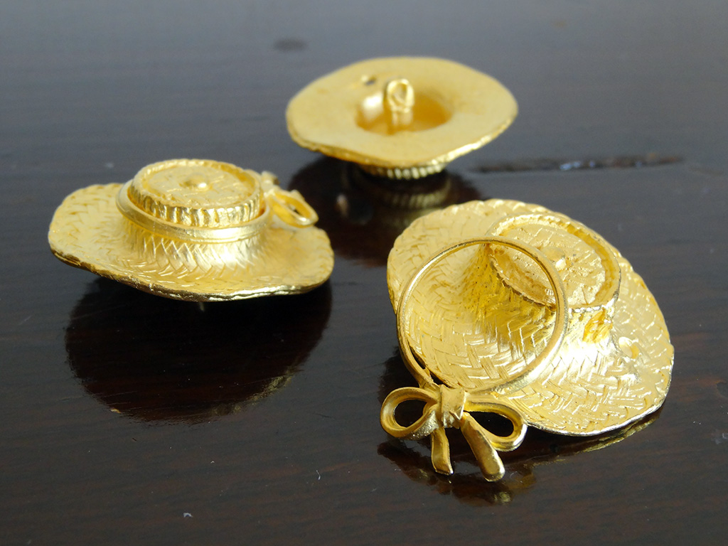 ゴールドの帽子の型をしたミニュチュアのボタン