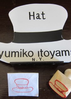 帽子の型で木製のハンコです