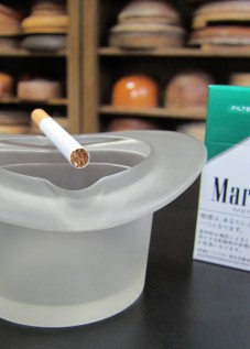 ガラス製、シルクハット型の灰皿