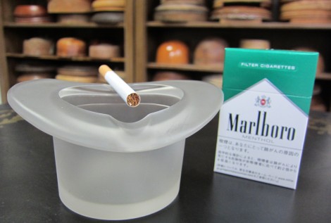 ガラス製、シルクハット型の灰皿