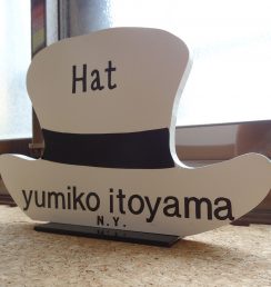 yumiko itoyama 帽子看板